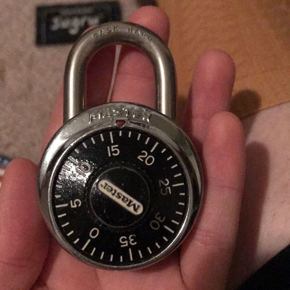 🎁locked MasterLock combination lock